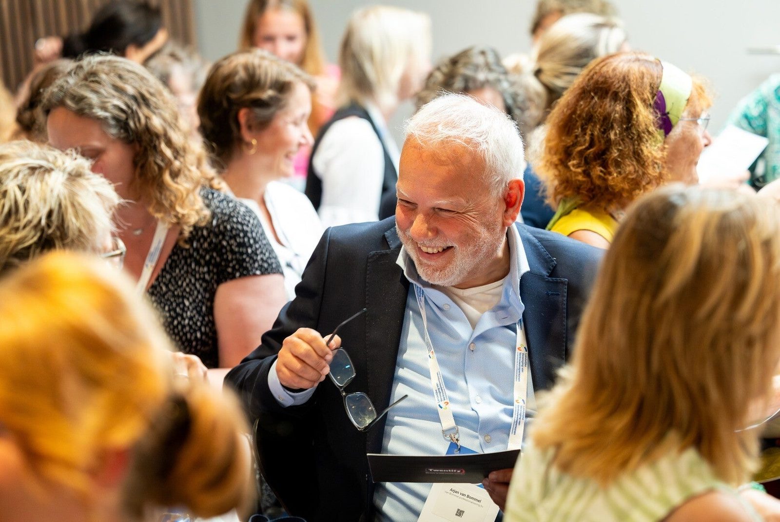 Deelnemers in gesprek tijdens een training