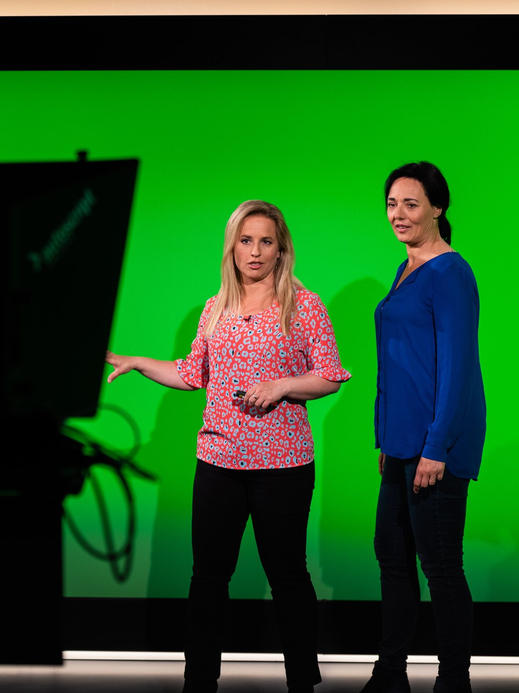 Debby Mureau traint een presentatrice voor de camera in de studio
