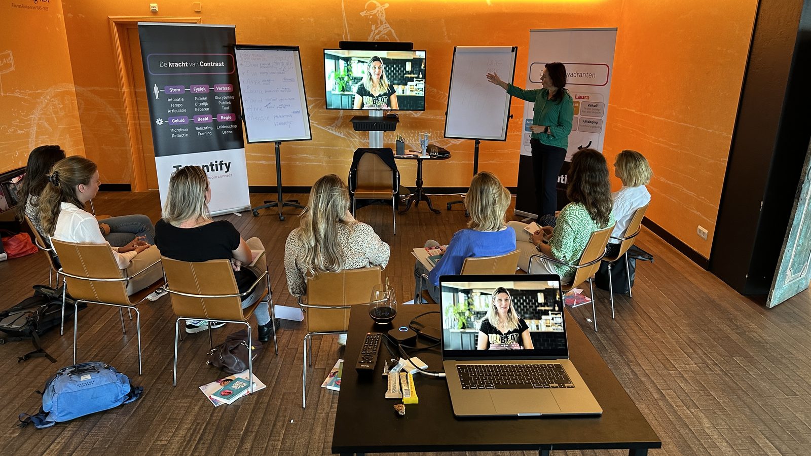 Debby Mureau traint een groep in een vergaderzaal