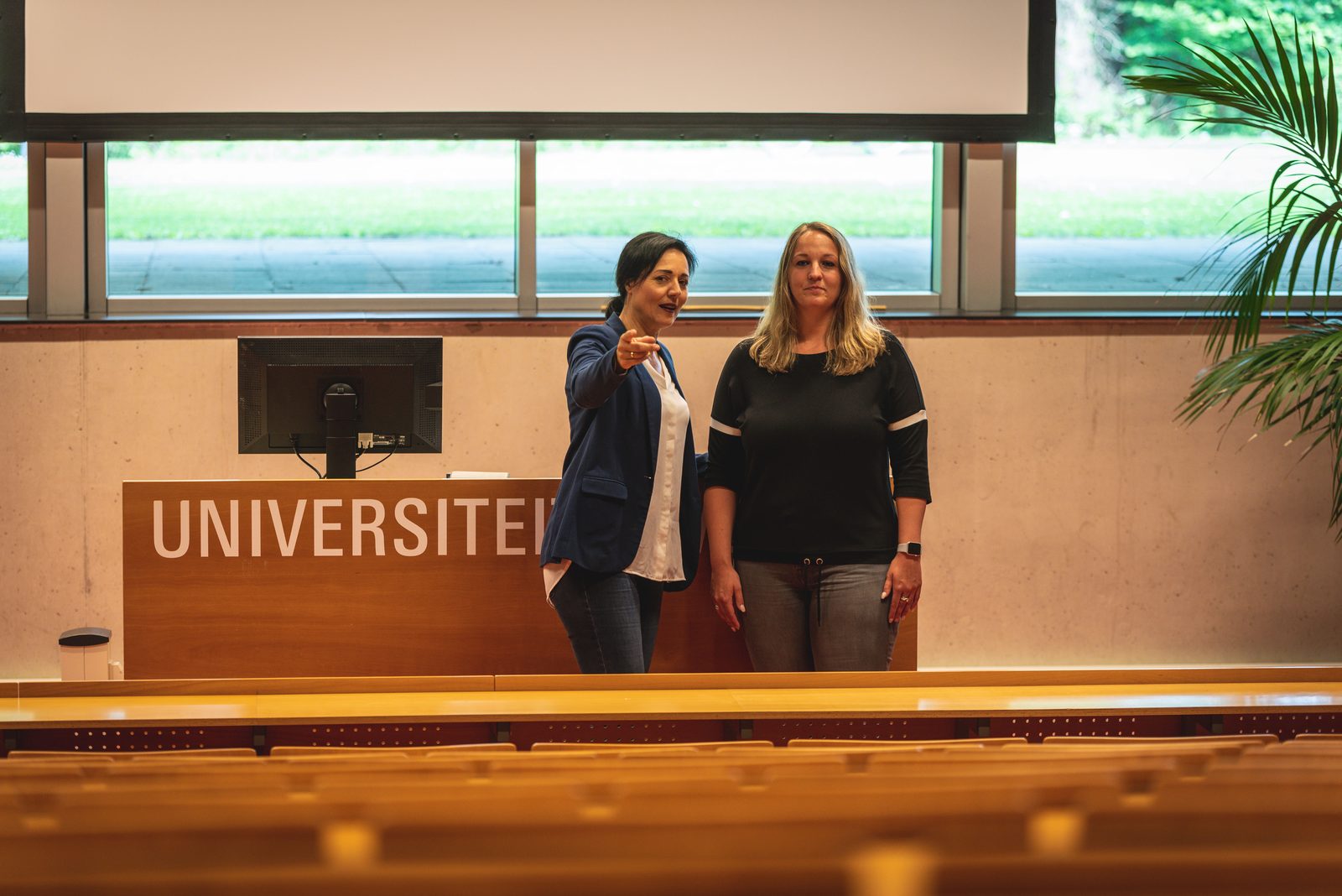 Debby Mureau in een collegezaal van een universiteit