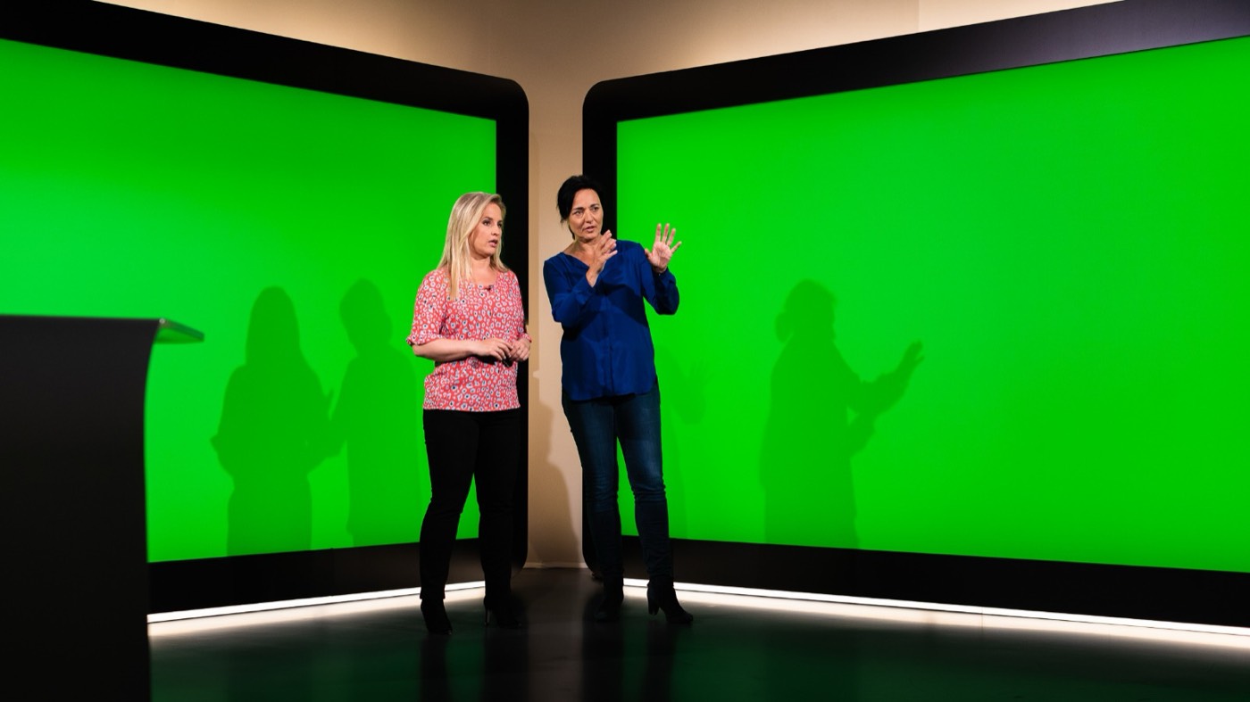 Debby Mureau coacht iemand in een televisiestudio