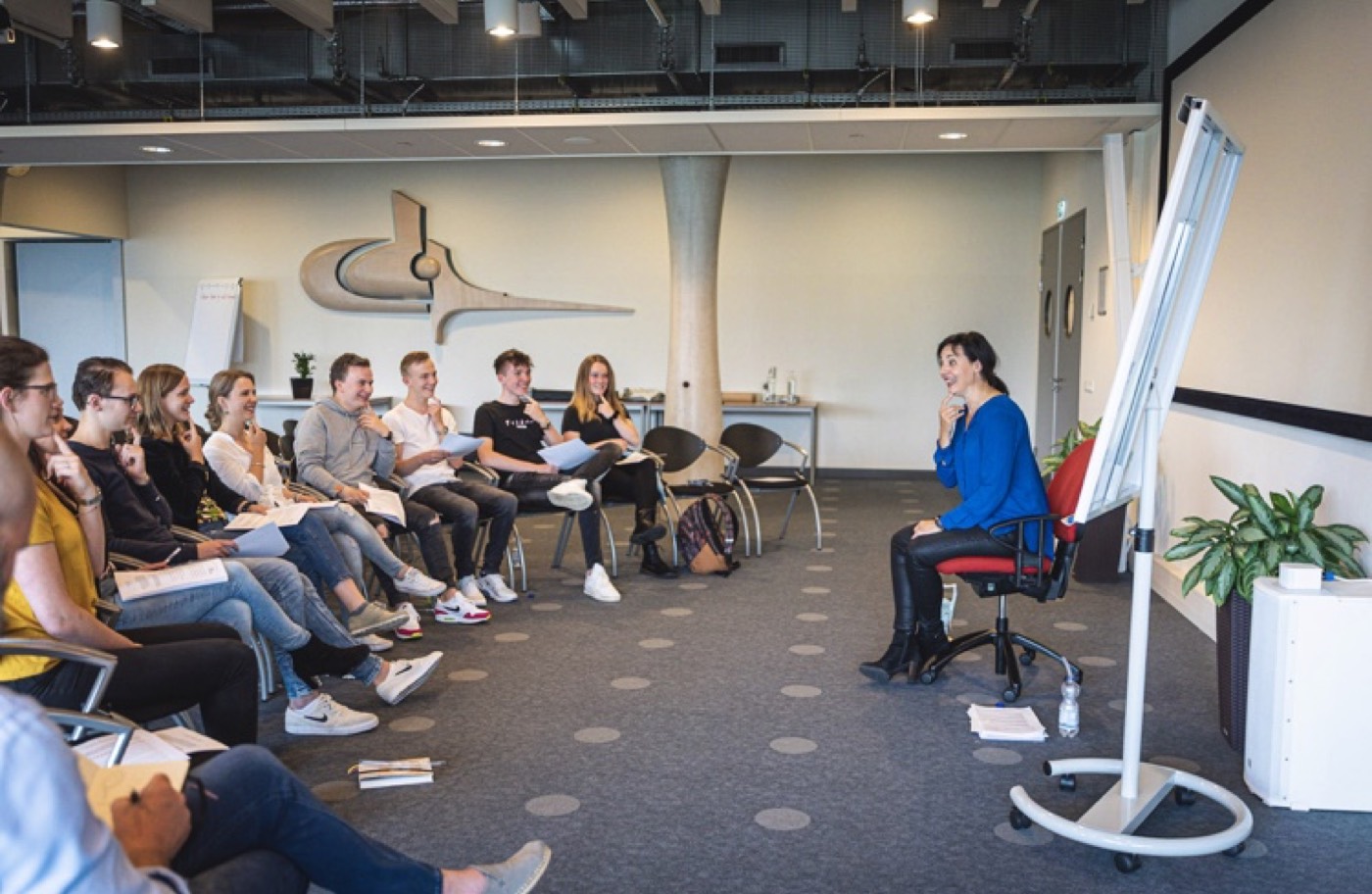 Training in een kring met deelnemers